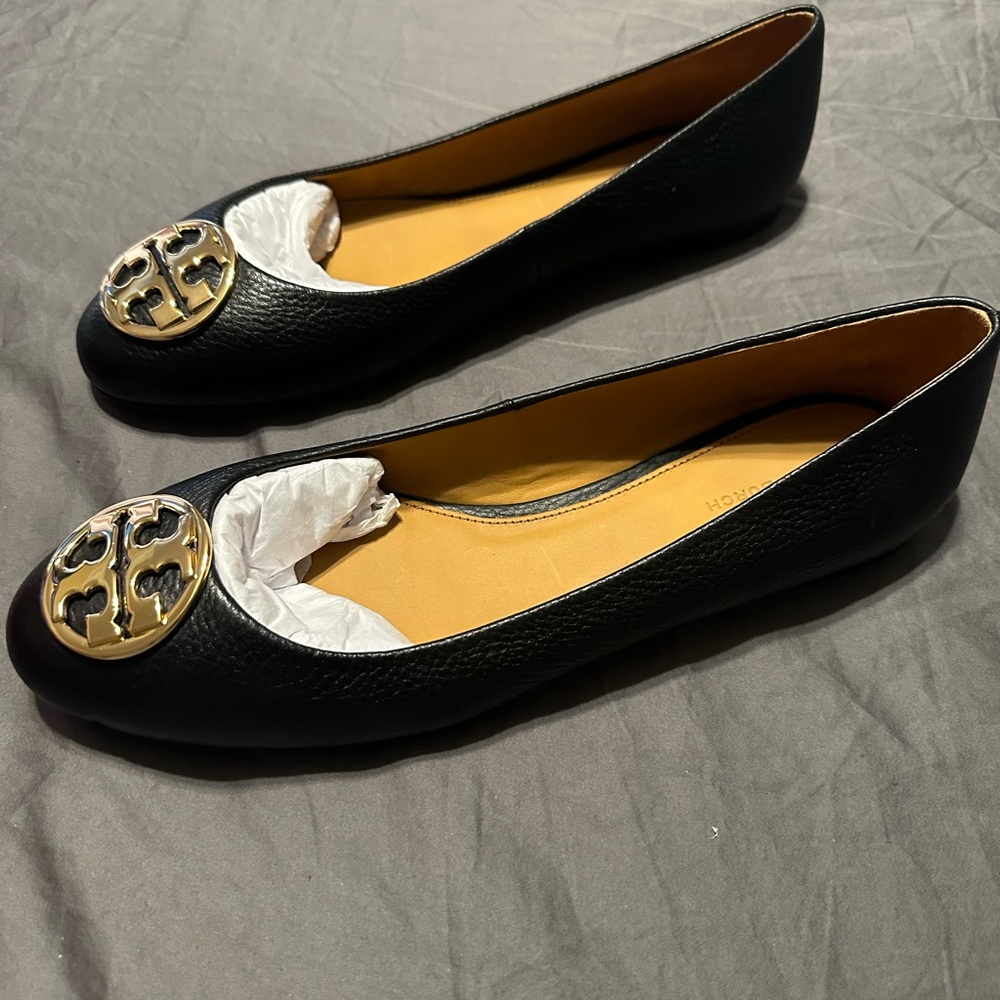 BRAND NEW pair of Tory Burch Chelsea Tumbled Leather Ballet Flats in Size 10